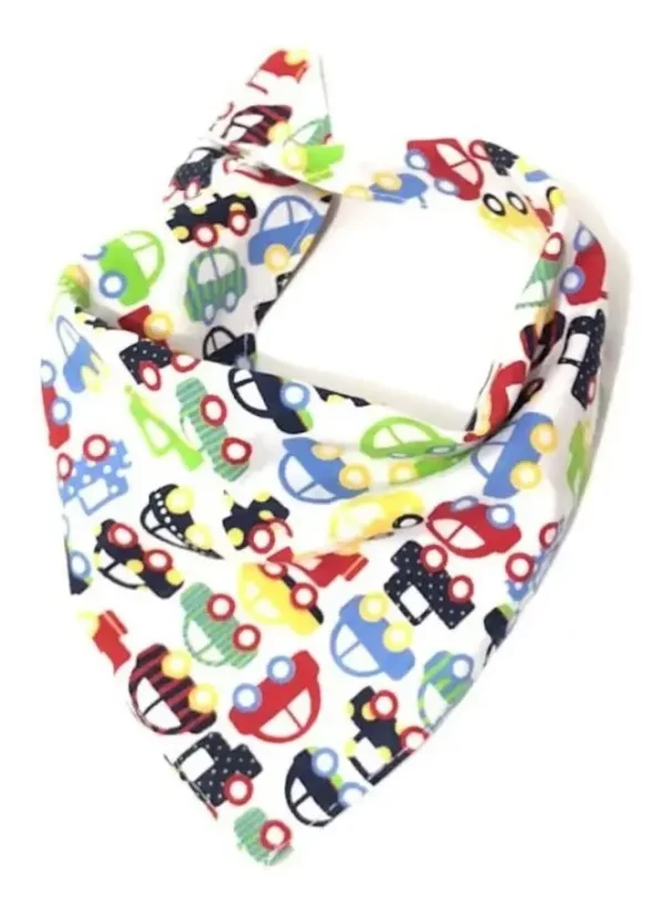 Babador bandana com estampa de carrinhos coloridos