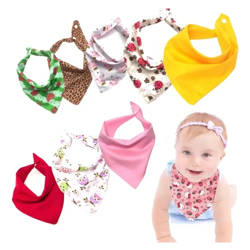 Kit com 10 babadores bandana para menina em estampas de melancia, onça, corujas, joaninhas e cores lisas