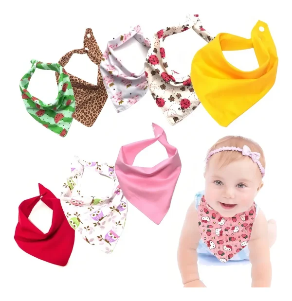 Kit com 10 babadores bandana para menina em estampas de melancia, onça, corujas, joaninhas e cores lisas