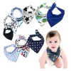 Kit com 10 babadores bandana para menino em estampas de dinossauros, estrelas, âncoras e carros